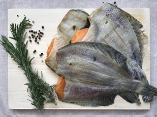 Картофель «Бруто» с солью 70 гр.: Камбала камчатская вяленая с икрой